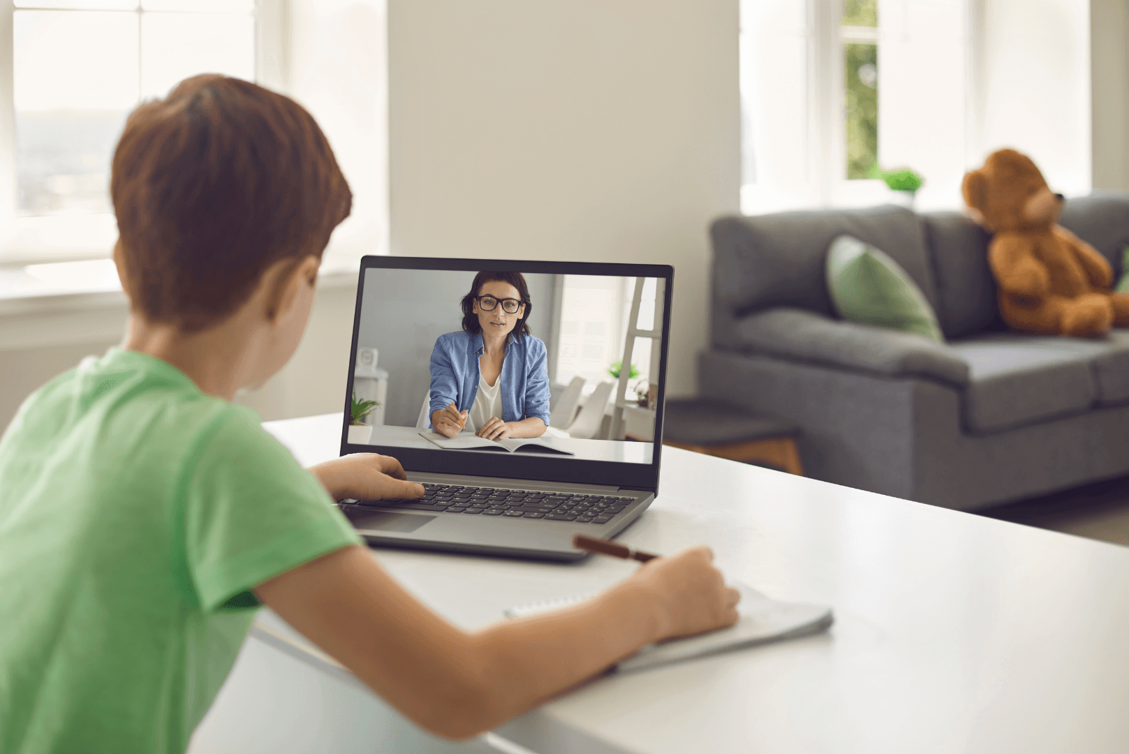Un élève qui suit une leçon en ligne depuis chez lui