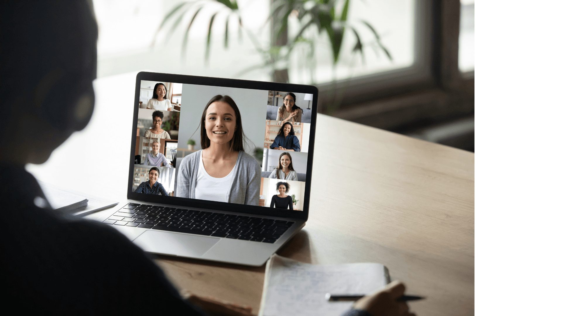 Un cours en groupe en ligne, avec la professeure et les étudiants en visio